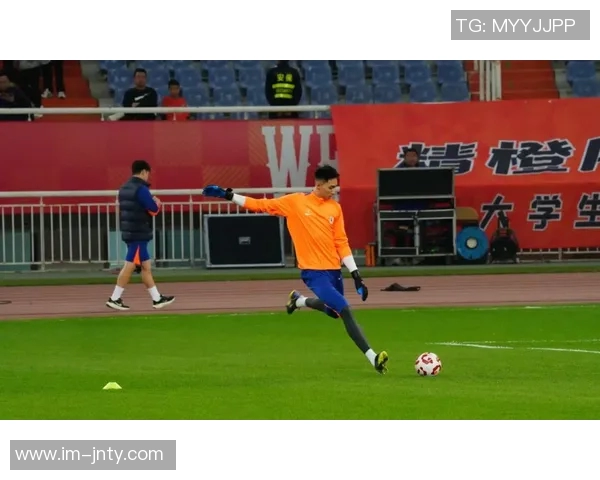 山东泰山B队在热身赛中以3比2战胜泰安天贶展现出强劲实力与团队默契